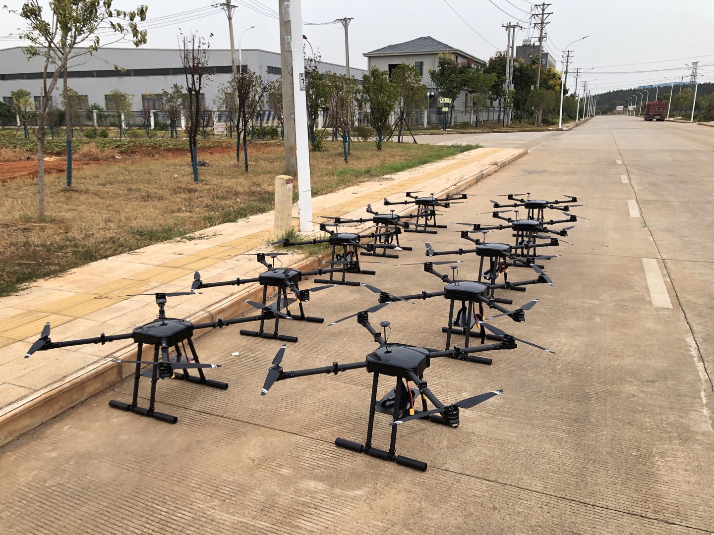 Customizable Payload Black Quadcopter Drone for Cargo Delivery 10km Image Transmission Remote Control for Beginners Hobbyists