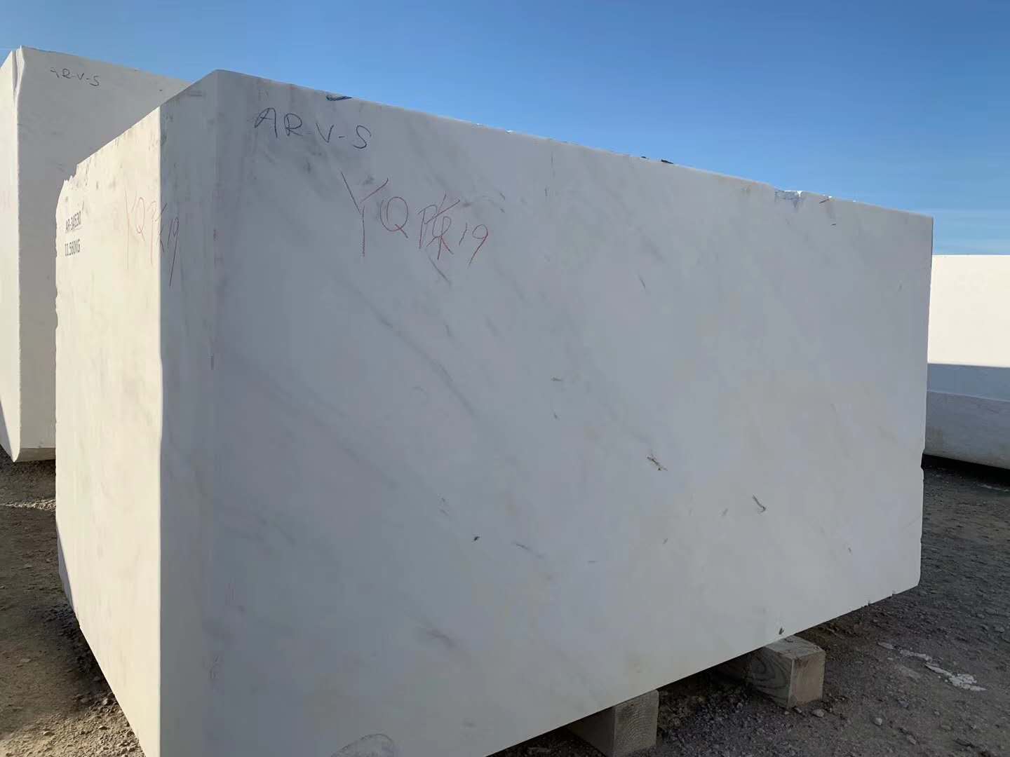 Home Decoration Beige Natural Stone Slab Granite Marble with Polished Finish ODM OEM