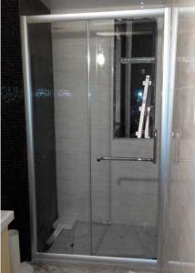 China OEM Sliding Shower Screen Safety Moisture Proof With Acrylic Tray wholesale