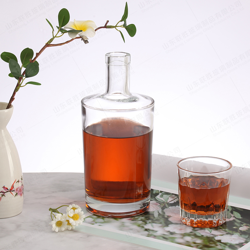 OEM/ODM Acceptable 750ml Thick-bottomed Prismatic Glass Bottle for Vodka