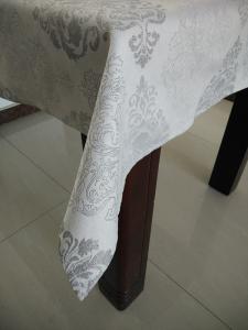 China Hot selling products-100% Polyester Jacquard table cloth with gold thread design wholesale