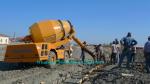 Mobile Hydraulic Concrete Mixer Machine , Cement Mixer Vehicle 20 Circles Per