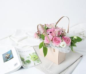 China custom Paperboard Flower Cake Box Kraft Brown Basket Preserved Rose Bouquet Packaging wholesale