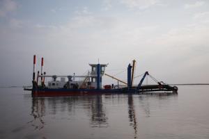 China 200 Cbm/H Hydraulic Mud Dredging Ship 16kw Red Color Used For River Dredging wholesale