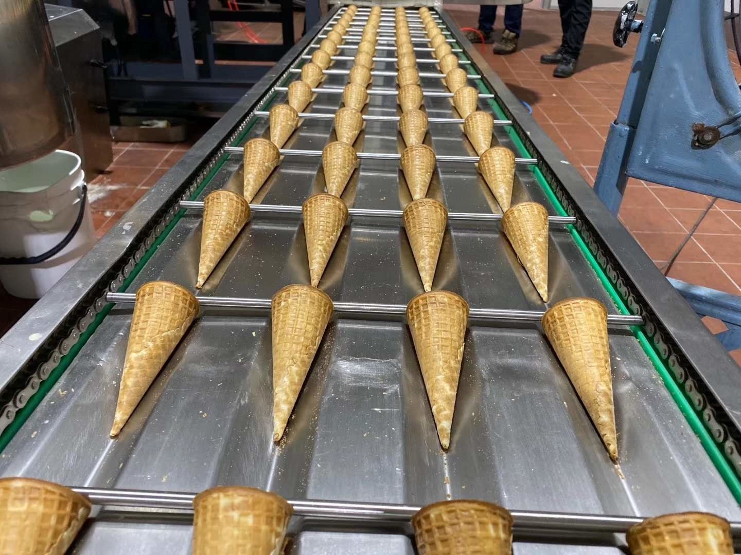 Multidimensional Waffle Ice Cream Cone Biscuit Making Machine / Rolled Sugar Cone Product Line