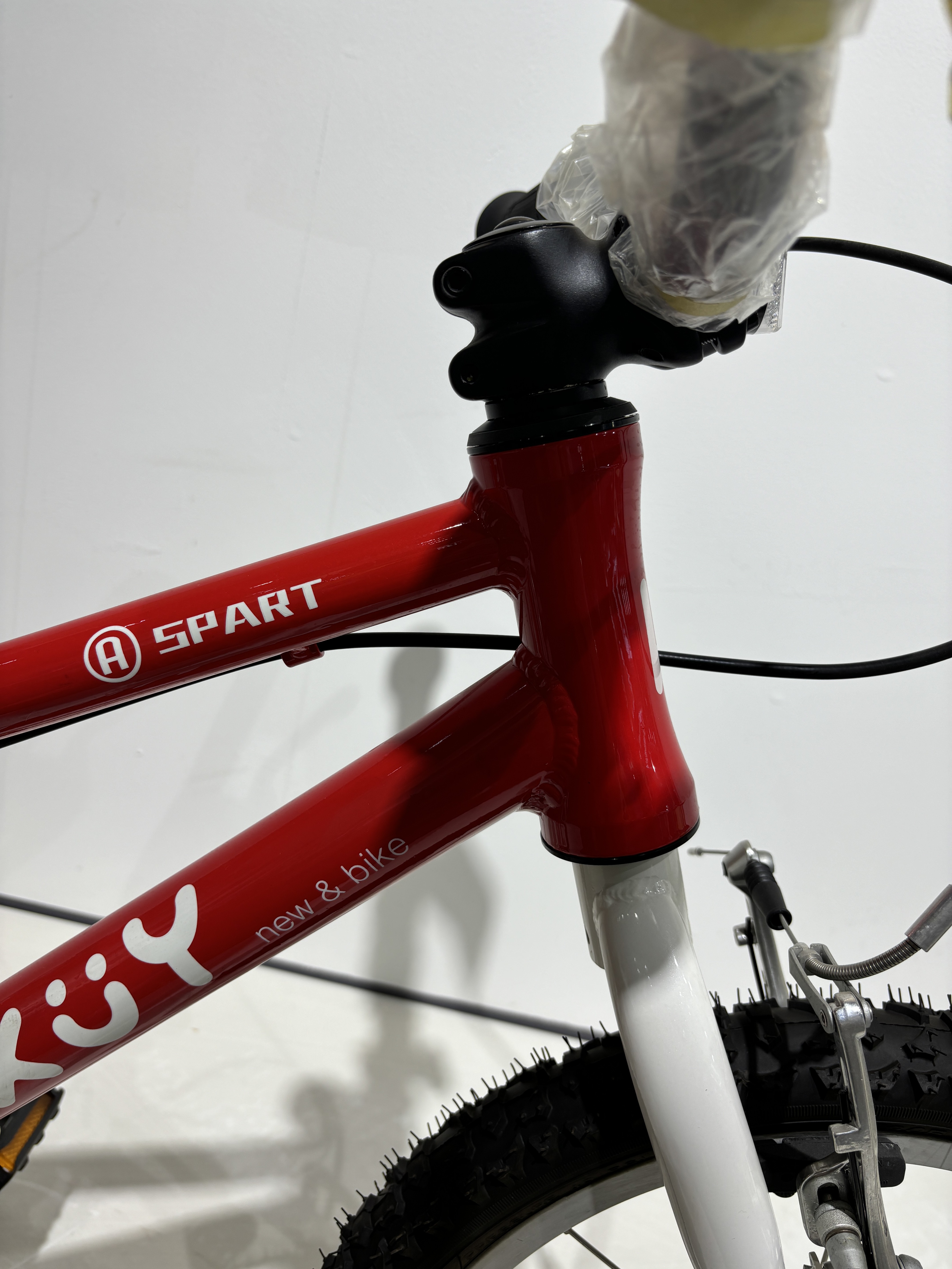 Smooth and Light 14.3kg Childrens Bike with Non slip Pedals and Double Wall Alloy Rim