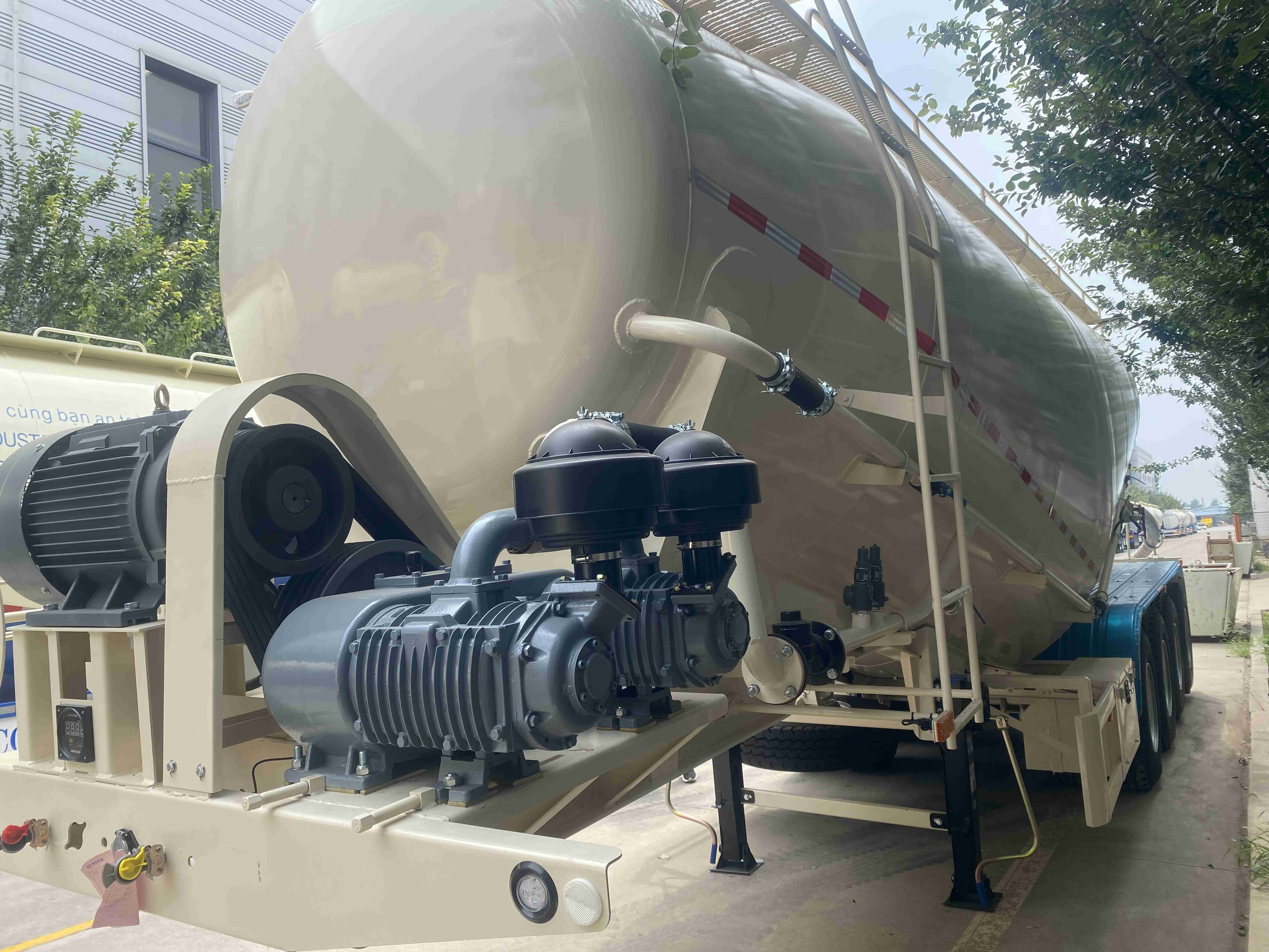 Heavy-Duty Freight Truck in Supplies 4-Axis Bulk Transport Semi-Trailer with Leg Support