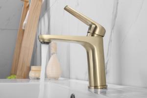 China Solid Brass Bathroom Basin Faucets Hot and Cool Chrome Surface Wash Basin Mixer Faucet wholesale