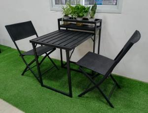 China Plastic Steel Garden Folding Table And Chairs 5mm Tempered Glass With Flower Stand wholesale
