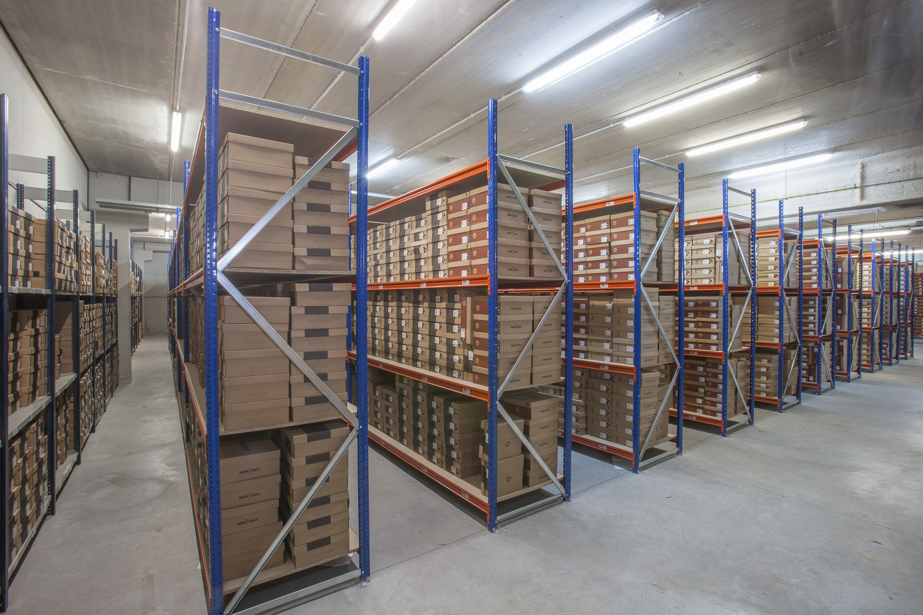 Industrial Strong and Sturdy Long Span Shelving With Easily Augmented