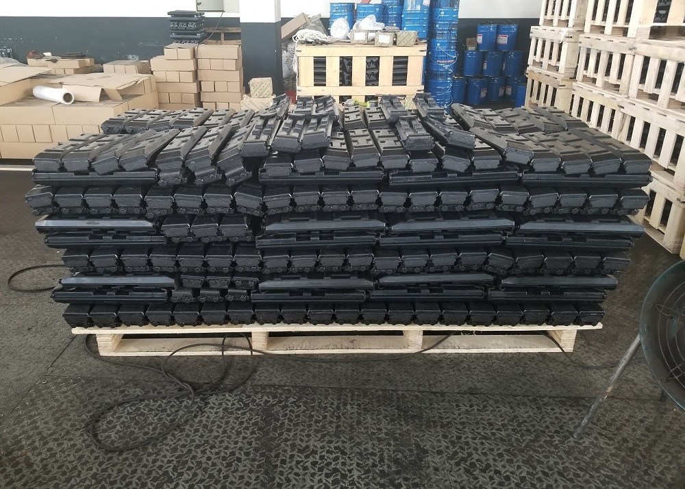 700mm Pitch Clip On Excavator Rubber Pads For Komatsu