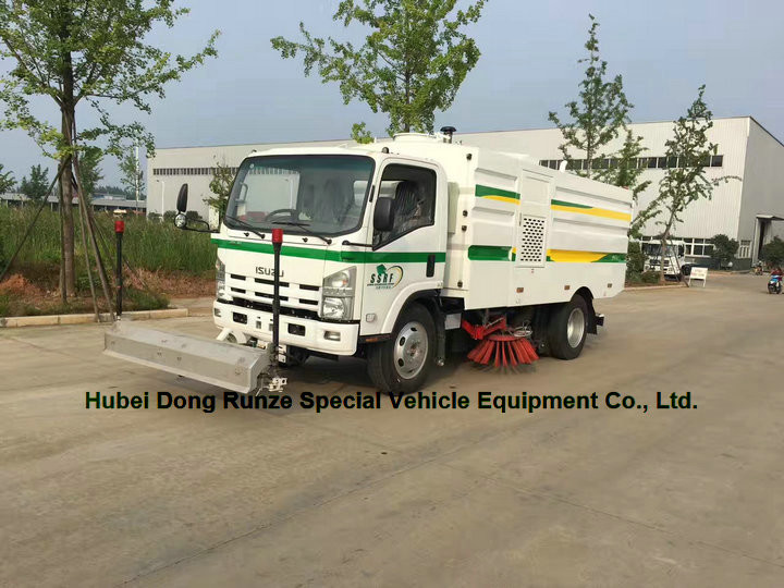 ISUZU   Road Cleaning Sweeper with cleaning brushes and water spraying 