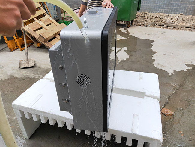 32'' Wall Screen Digital Advertising Signs Outdoor High Brightness Waterproof LCD Display Advertising Kiosk Equipment