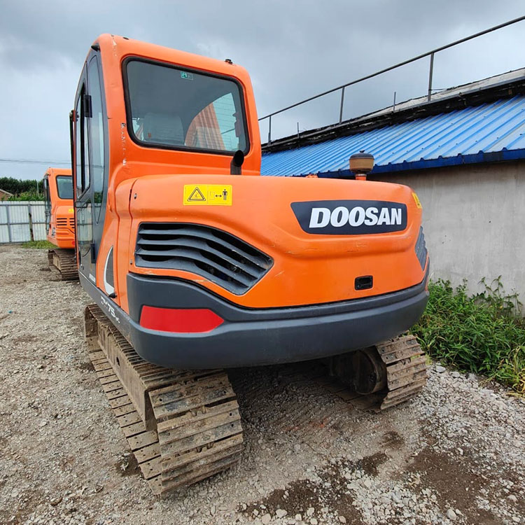 Korea Mini Used Doosan DX75 7.5 Excavator with Original Hydraulic Valve in Shanghai