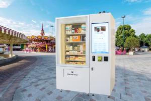 China Pharmacy Refrigerator Vending Machine , Micro Market Vending Machine With Conveyor Belt on sale