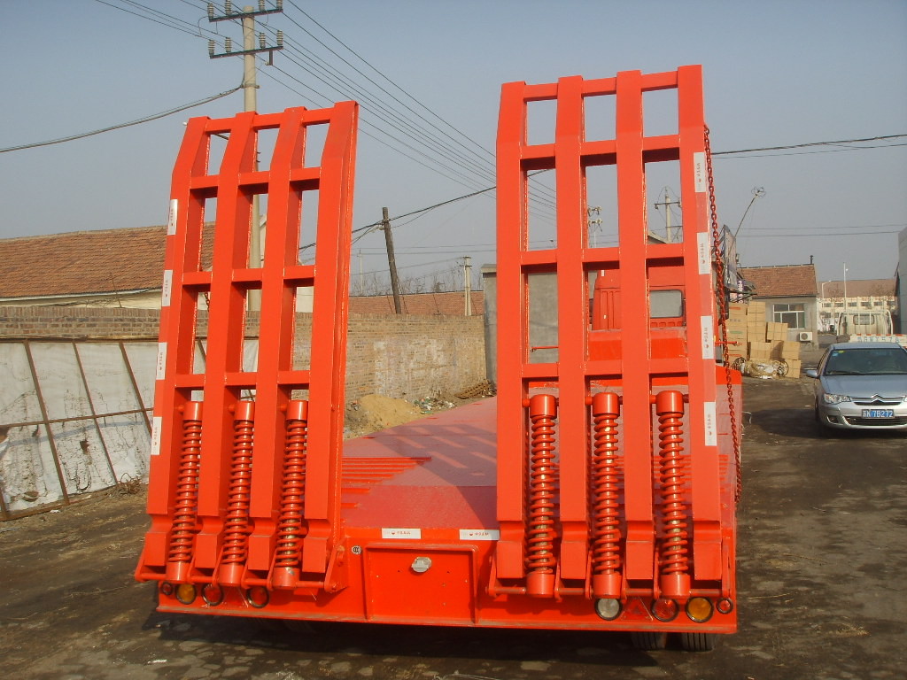 Heavy Duty 60 Tons Low Bed Truck Trailer , Platform Semi Trailer For Excavator Transportation