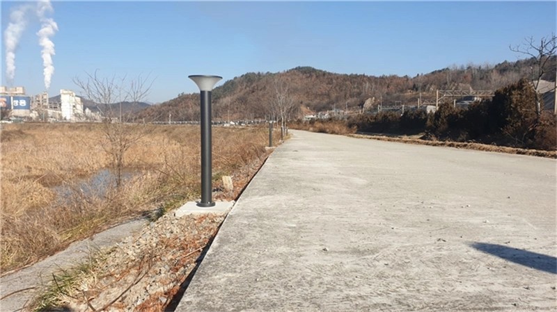 High Brightness Outdoor Lawn Lights With Lithium Battery Weather Resistant
