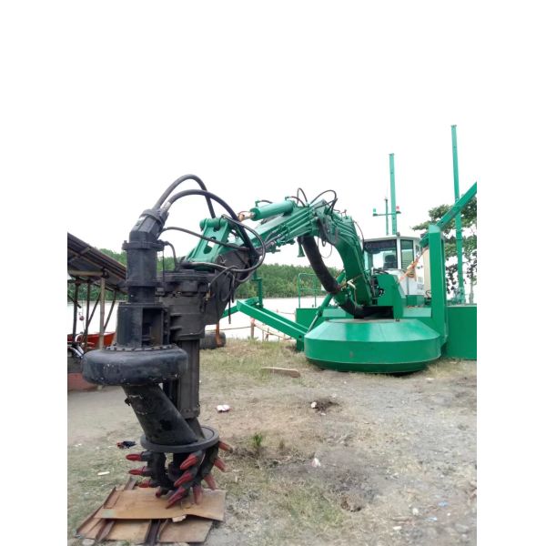 Multipurpose Amphibious Dredger 15m Dredging Depth 60cm Draught 450m3/h Water Flow