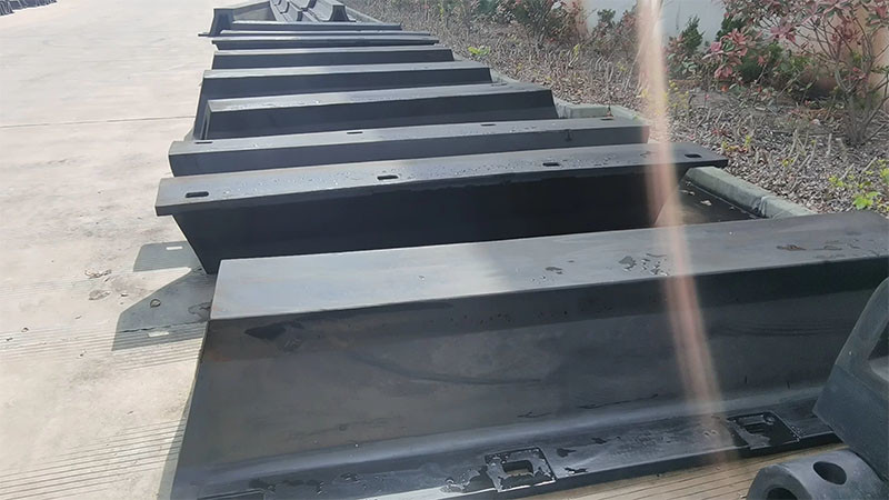 500H X 1500mm V Type Rubber Fender Cushions Heavy Impacts Tear Resistant