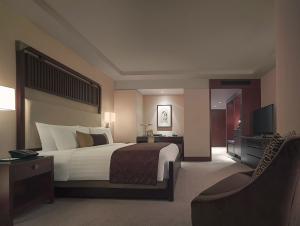 China Luxury Zebrano Veneer Finished High End Bedroom Furniture Set / Full Size Bedroom Sets wholesale