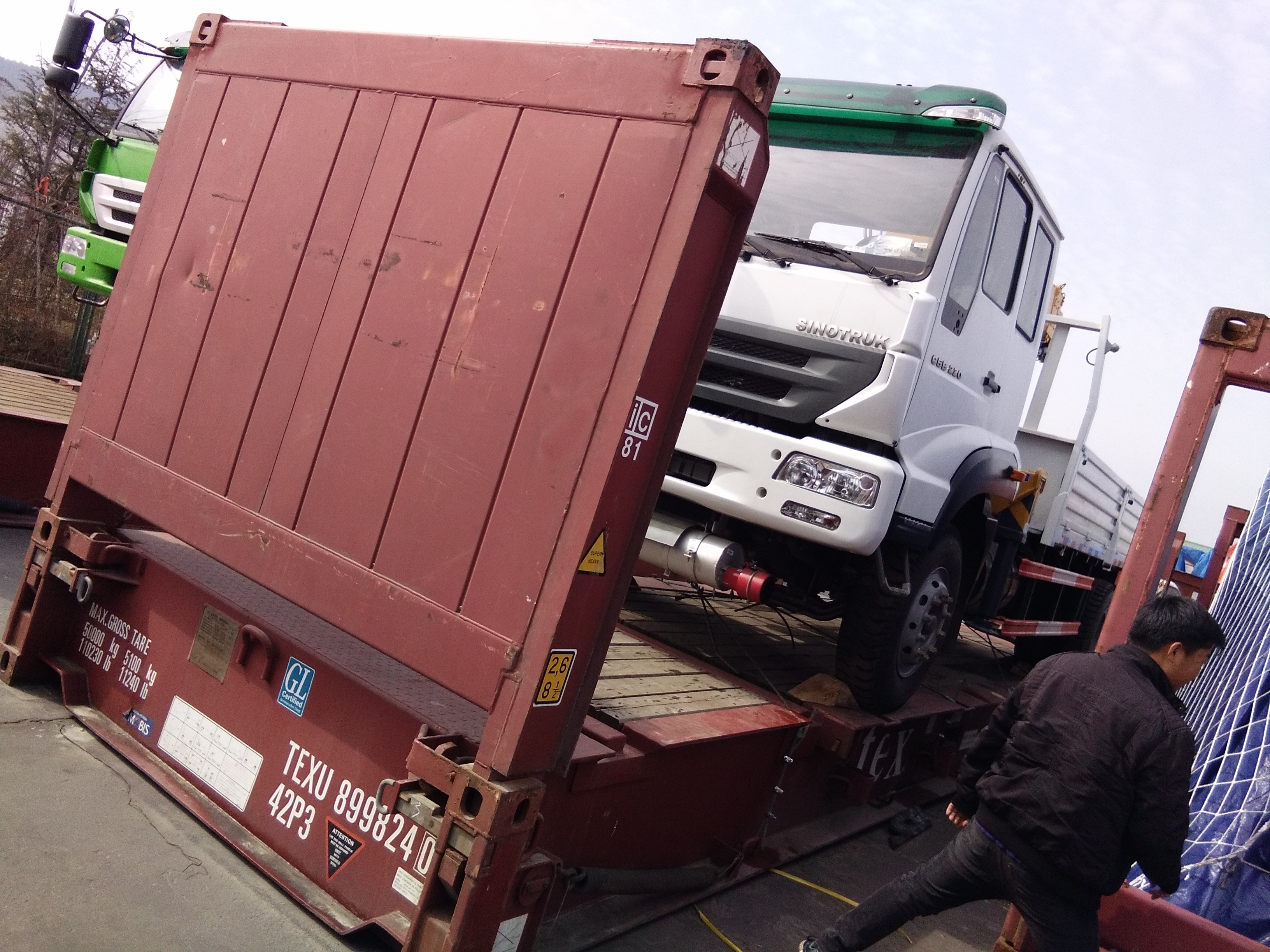 New crane truck Sinotruk Howo 4x2 Truck Mounted Crane 10 Ton Xcmg Telescopic Boom Crane