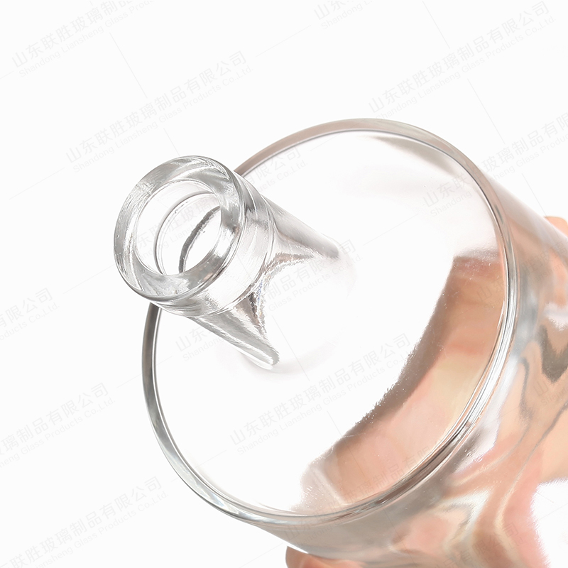 OEM/ODM Acceptable 750ml Thick-bottomed Prismatic Glass Bottle for Vodka