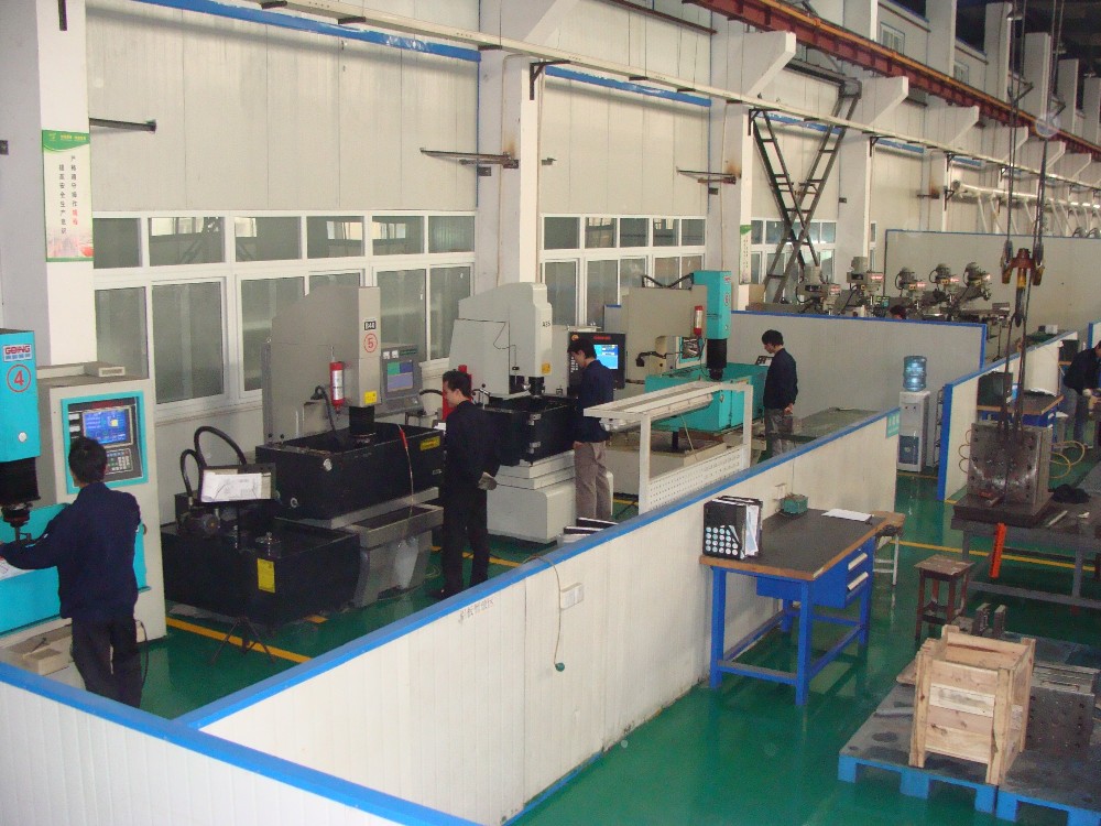 NAK80 Hot Runner Mold Design PEEK PU PA Injection Molding Automotive Parts