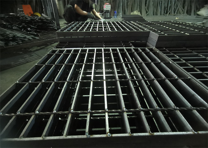 Hot Dip Galvanized Stair Treads Steel Grating 60mm Serrated Style