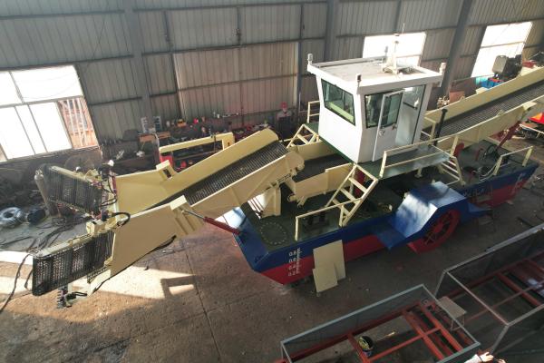 24 m3/h Hydraulic Water Hyacinth Harvester Machine / Aquatic Weed Harvester With