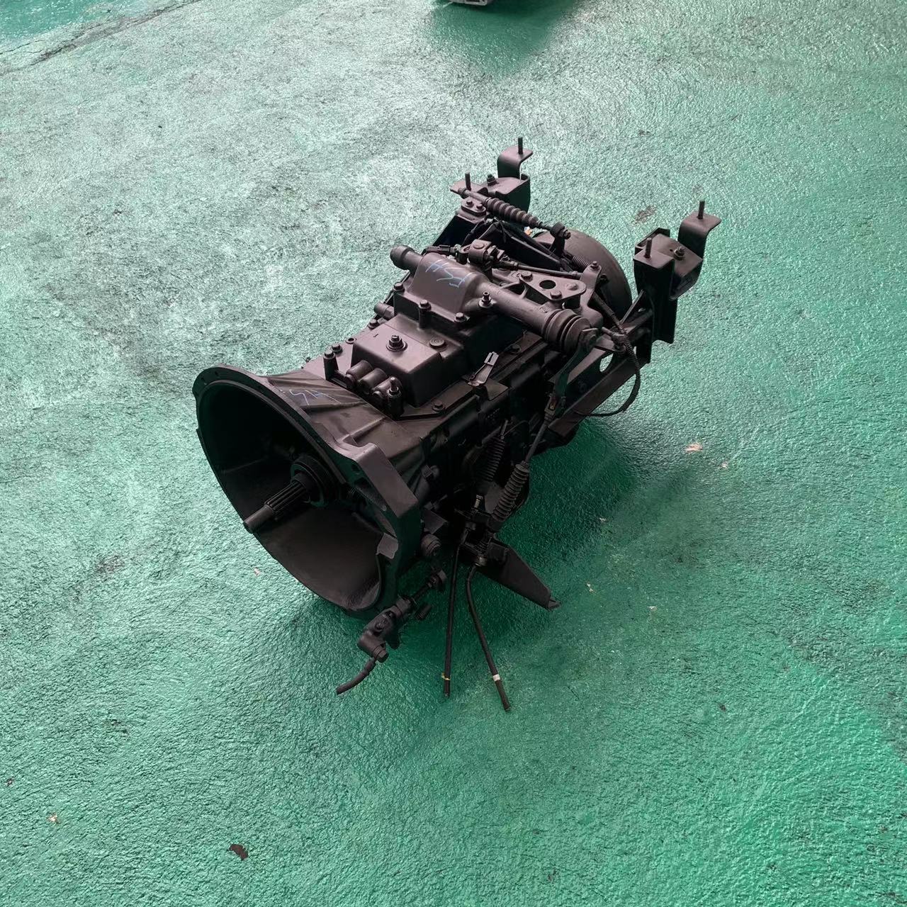 4HK1 Used Gearbox for Isuzu 5 Speed 4x2 Transmission Displacement 2.0L Year 1993-2003