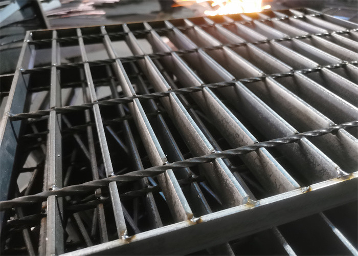 Hot Dip Galvanized Stair Treads Steel Grating 60mm Serrated Style