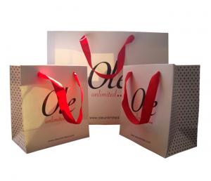 China Custom Printed White Paper Gift Bags Wholesale Spot UV Logo Ribbon Handle wholesale