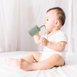 China Microwaveable Silicone Kitchen Product Baby Cup With Straw Reusable wholesale