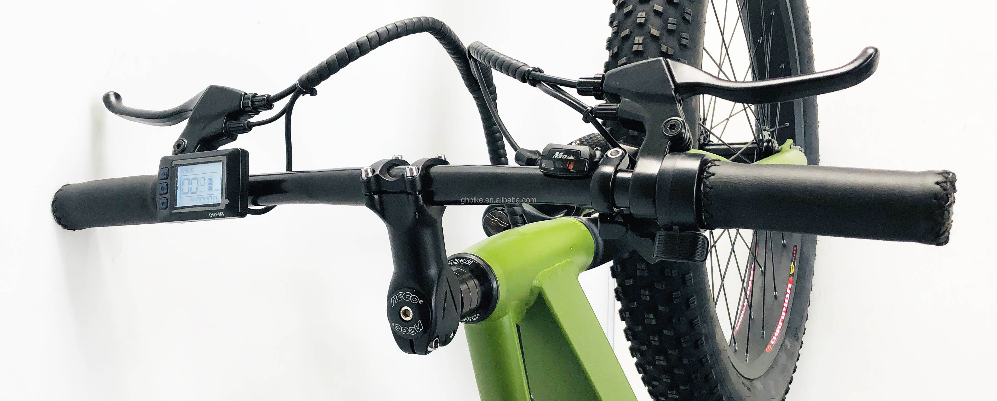 Sunrace 7 Speeds Derailleur 26inch Fat Tire 500W Green Color Electric Mountain Snow E-Bike