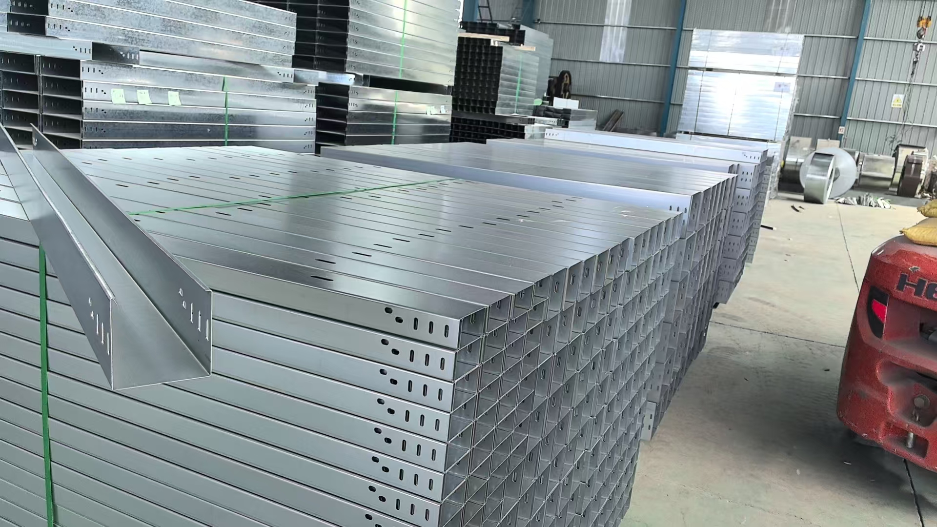 Anti-Corrosion Closed Cable Trough with Solid Base | Custom Size Trough Cable Tray for Cable Isolation