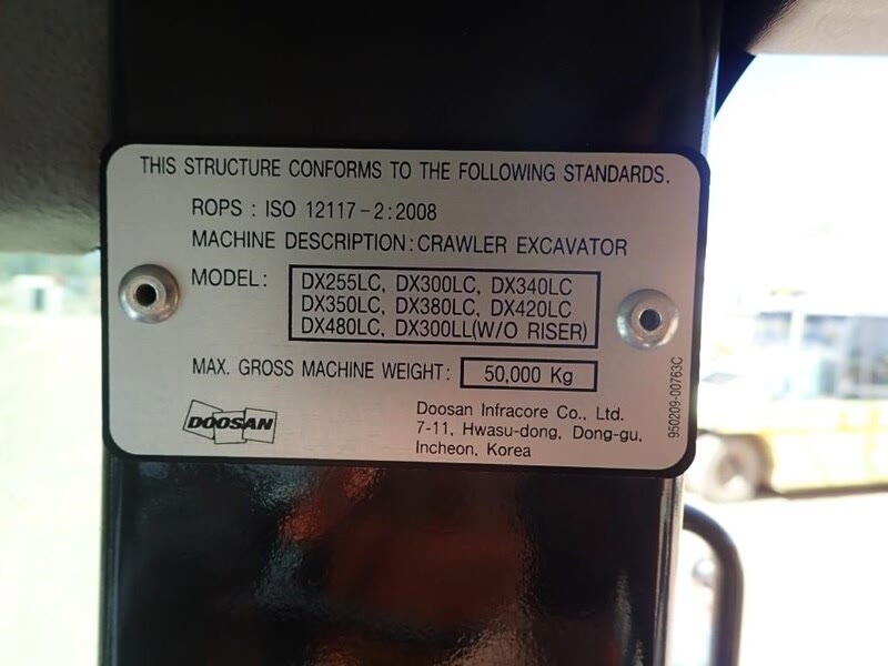 Japan Used Doosan DX300LC Excavator with 2.9TON Operating Weight and Original Cylinder