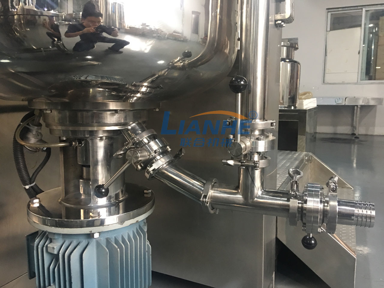 Stainless Steel PLC Vacuum Emulsifier Mixer Machine 150L Practical