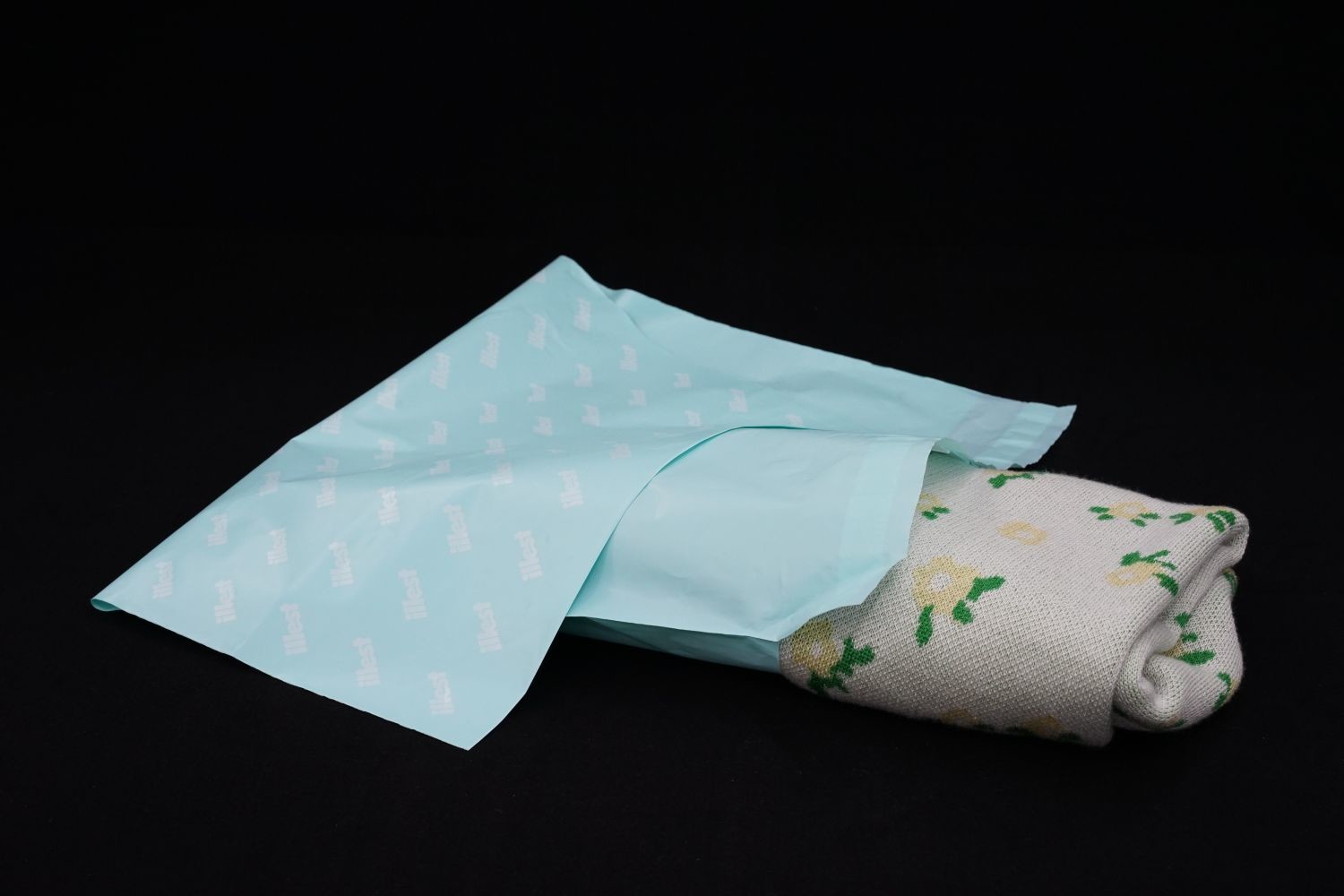 Waterproof Biodegradable Shipping Bag 40 To 60 Microns Tearproof For Clothing With Self Seal Adhesive Strip