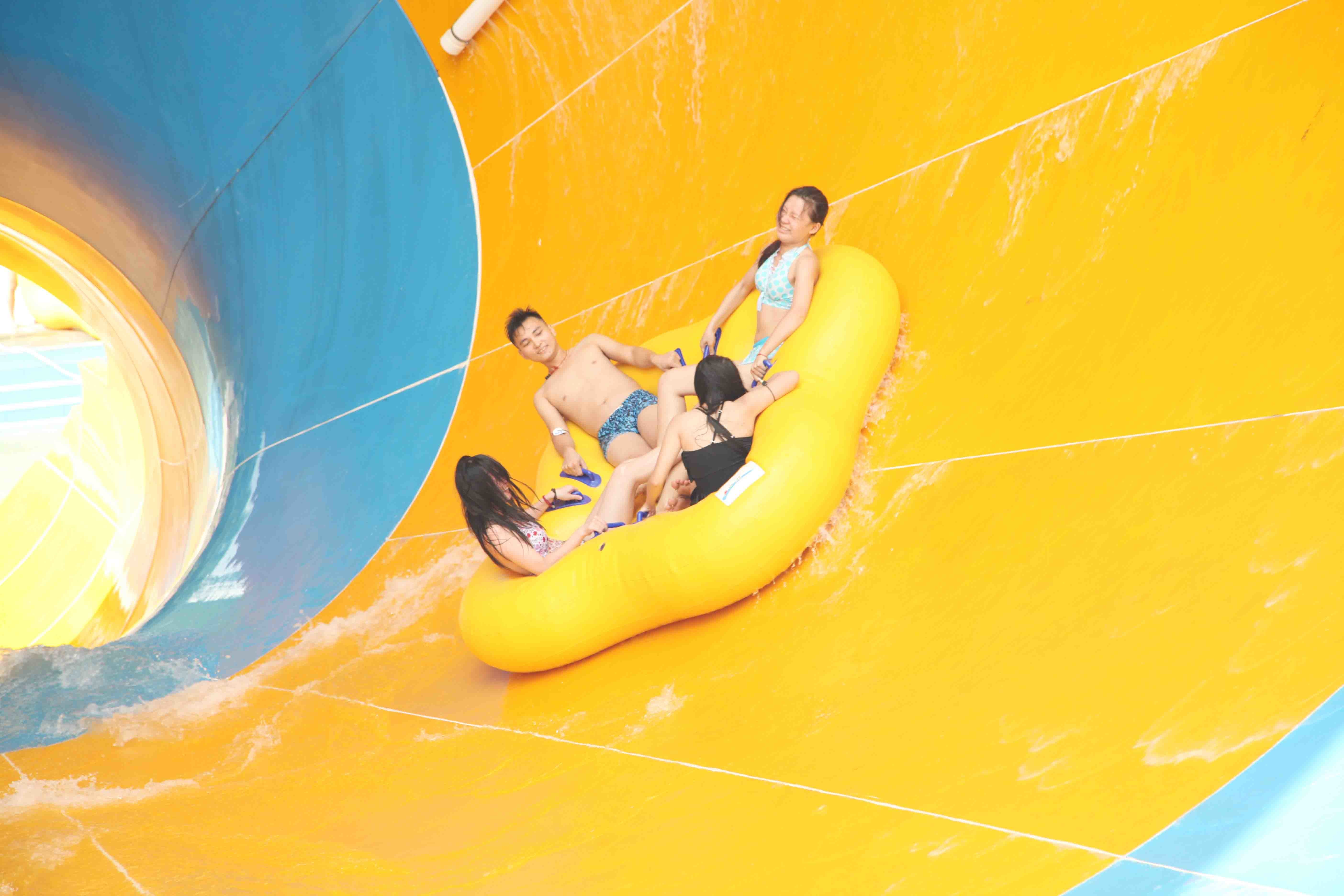 Customized Adults Fiberglass Water Park Tornado Slide 14.6m Height for Water Park