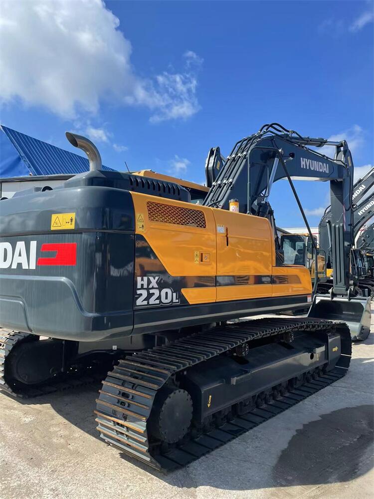 Good Health Condition 22 Ton Hyundai HX220 Excavator in Shanghai High Operating Weight