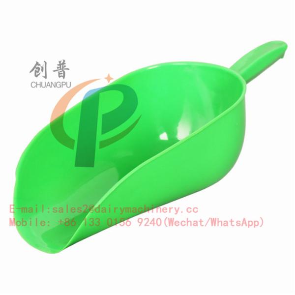 Plastic feed scoop with green color, black horse feed scoops, chicken farm feed