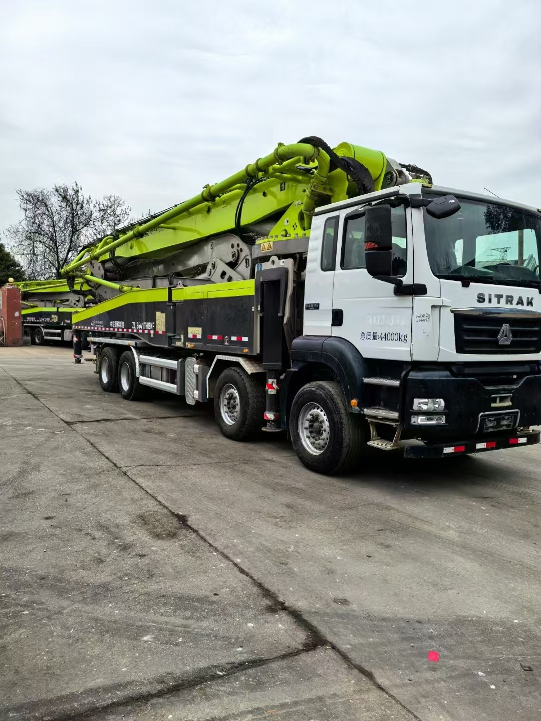 Zoomlion's 56-meter concrete pump truck is equipped with German Shandeka chassis, specially built for high-rise buildings and large projects.