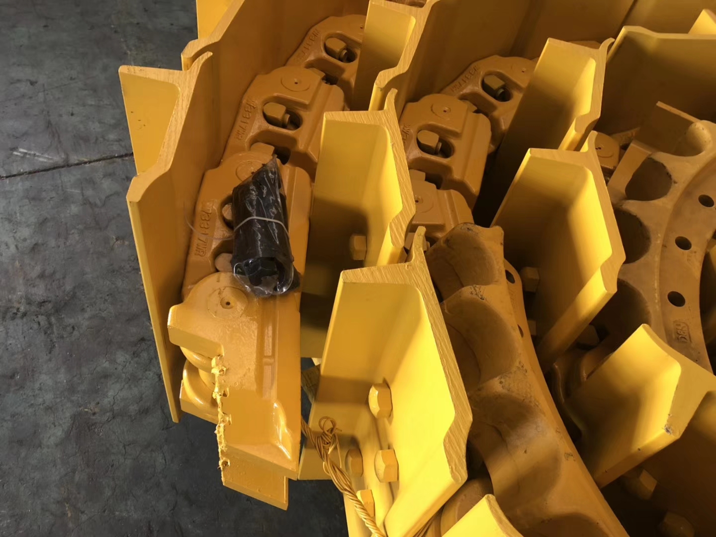 Bulldozer D8H Track Group in Black or Yellow with Smooth Finishing and Durable Design