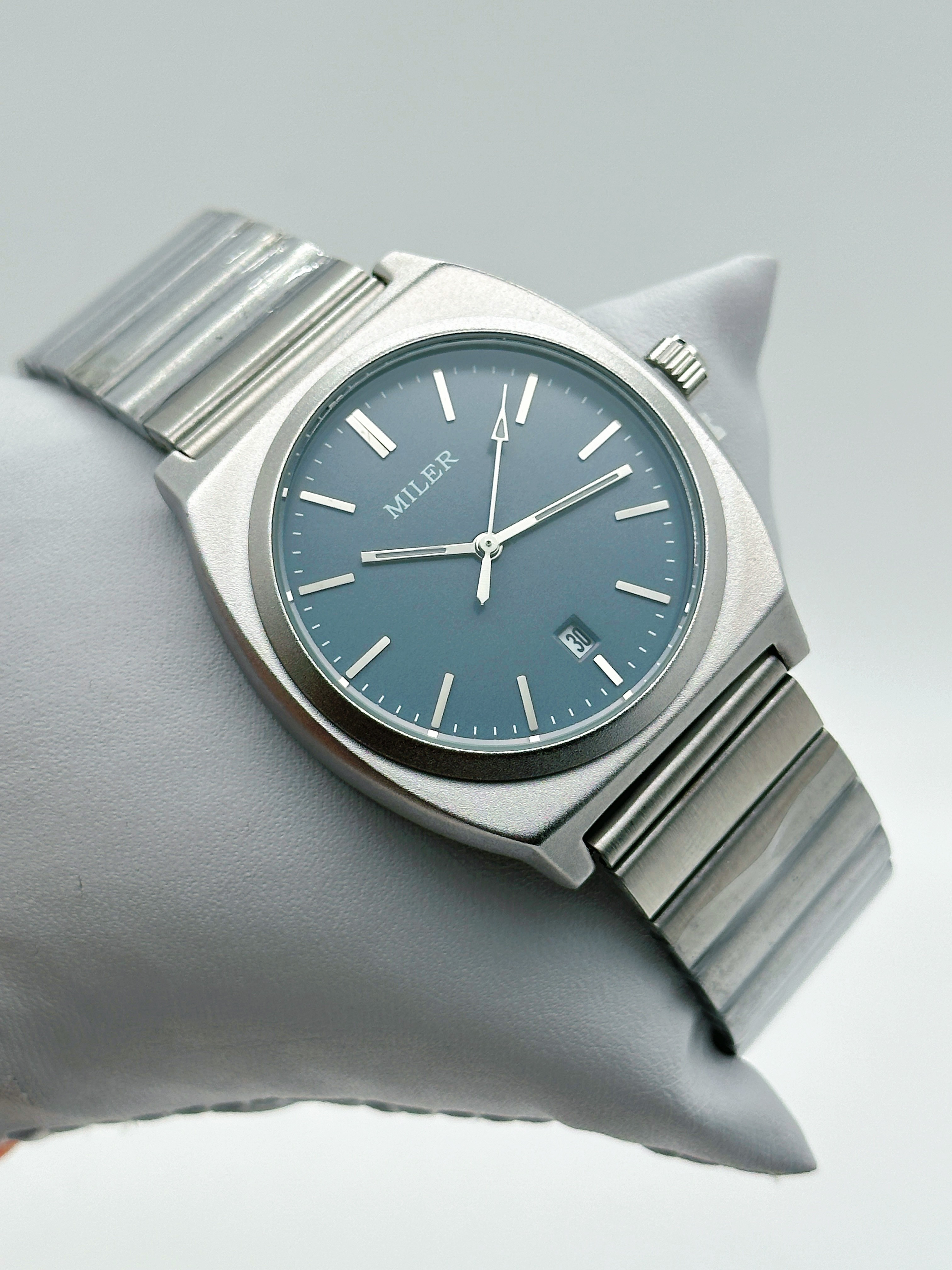 18mm Classic Stainless Steel Strap Watch Water Resistant To 30m With Luminous Hands