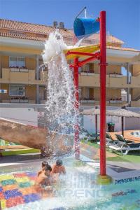 China Fiberglass Water Splash Pad 5m Height Water Park Bucket Dump Cluster For Spray Zone wholesale