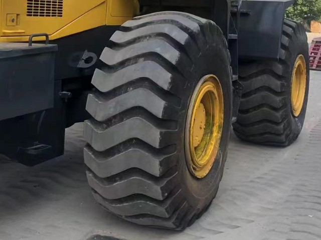 Komatsu WA470 Loader Tyre