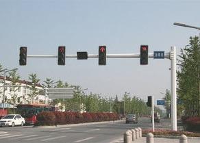 China Shrink - Type Traffic Signal Mast Pole Cross - Road Traffic Light Column Single Arm on sale