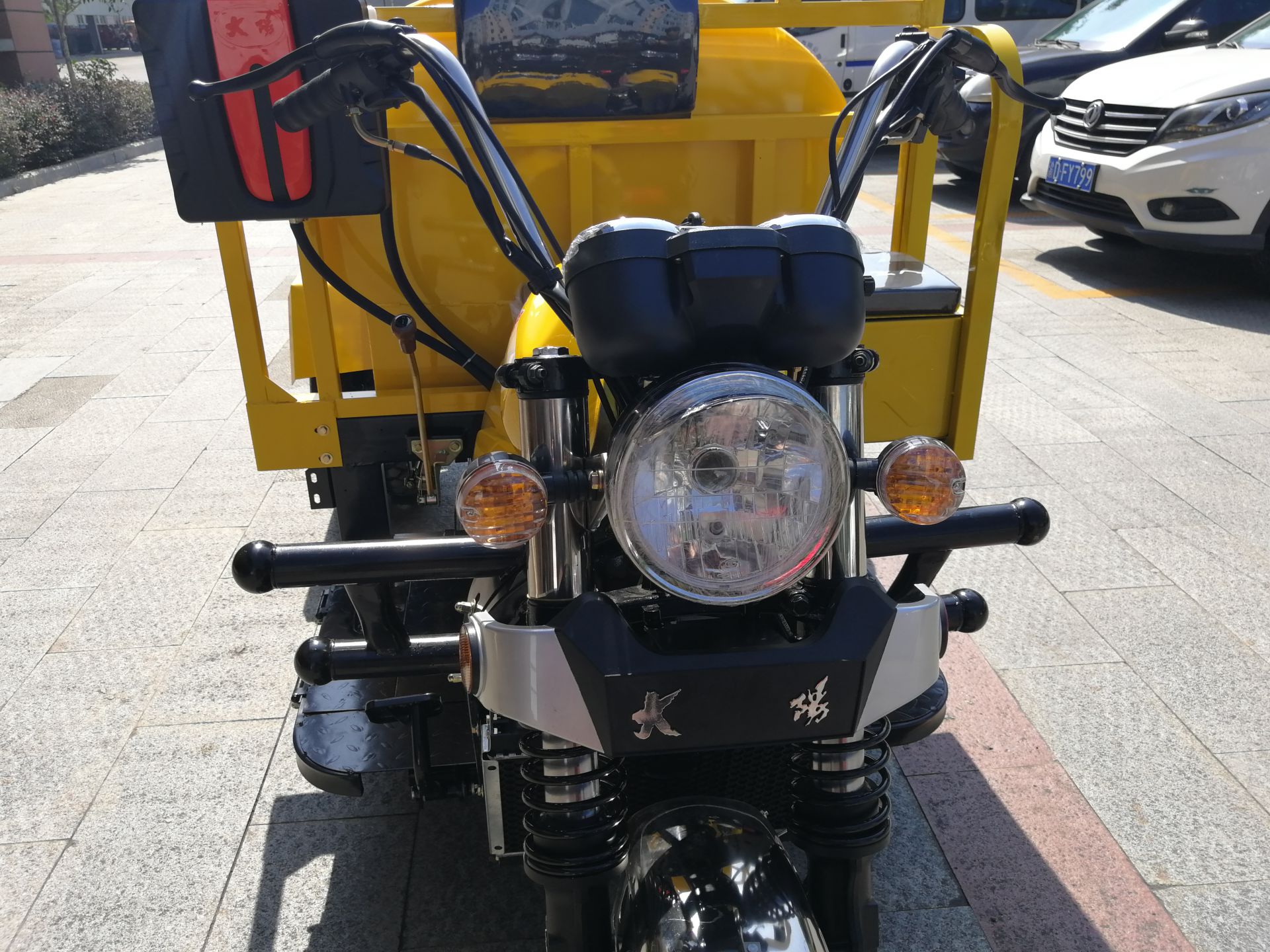 1600L Sprinkler Tricycle with Motorized Driving Type and 250CC Displacement Suitable