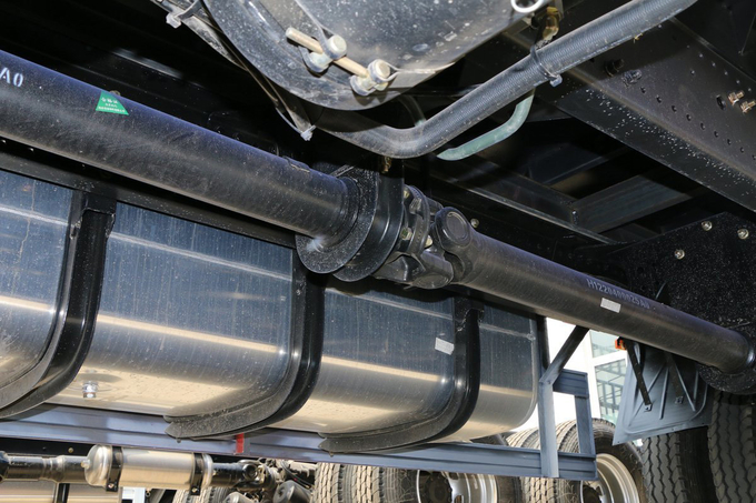 Shock-Absorbing Seats Foton Auman Van Truck Diesel 245HP 6 Cylinders 6X2 9.53m Air Conditioning