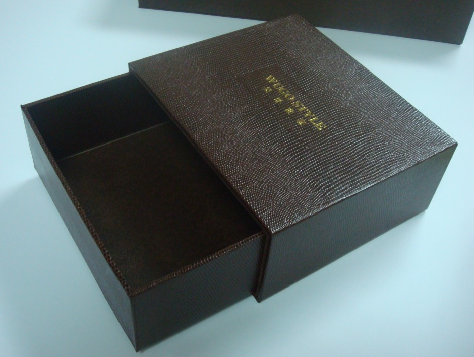 Luxury custom design rigid cardboard paper drawer clothing packaging box with gold foiled